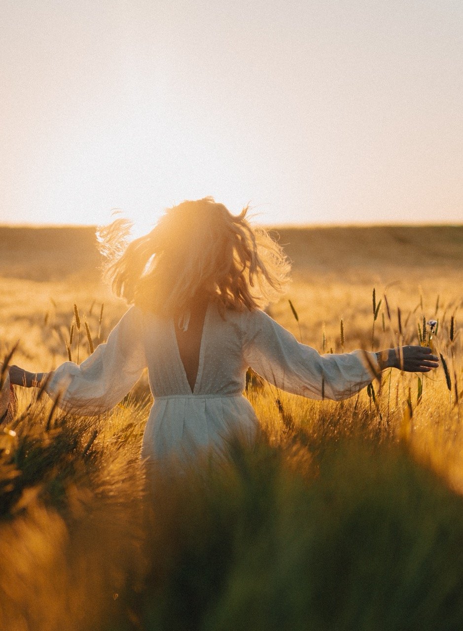 joven-mujer-hermosa-con-el-pelo-largo-y-rubio-con-un-vestido-blanco-en-un-campo-de-trigo-temprano-en-la-manana-al-amanecer-el-verano-es-el-momento-de-los-sonadores-el-pelo-volador-una-mujer-corriendo-por-el-campo-bajo-los-rayos (2) en tamaño grande
